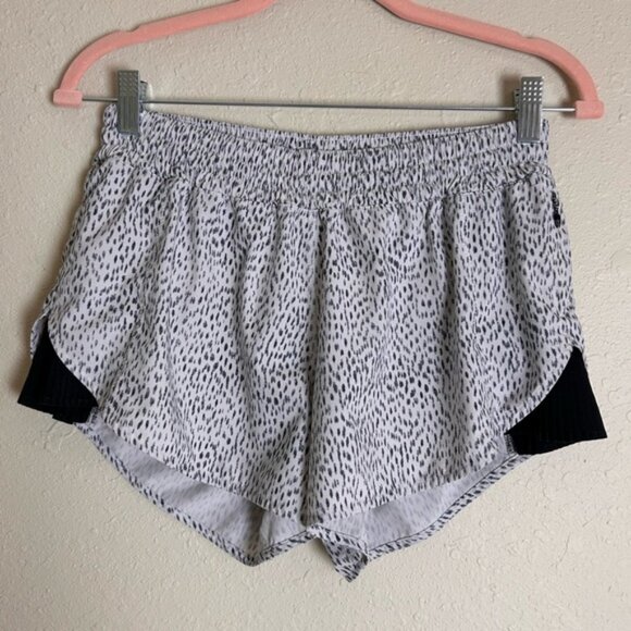 Lululemon Pleat To Street Short Dottie Dash White Black - Picture 1 of 5